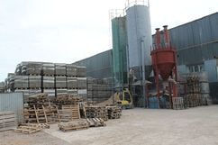 Складированный арболит возле производственного цеха